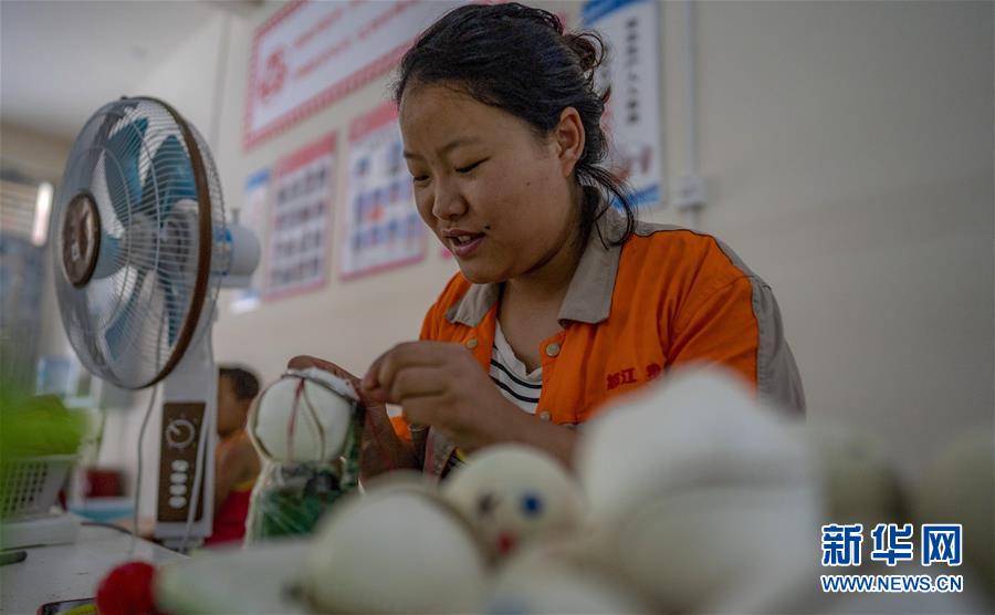 （新华全媒头条&middot;决战决胜脱贫攻坚&middot;督战未摘帽贫困县&middot;图文互动）（14）脱贫的歌声&mdash;&mdash;云南直过民族和人口较少民族共入新时代