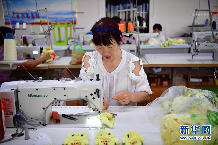 （决战决胜脱贫攻坚&middot;图文互动）（4）河南卢氏：万名贫困群众搬出深山造&ldquo;富窝&rdquo;&mdash;&mdash;伏牛山看新变