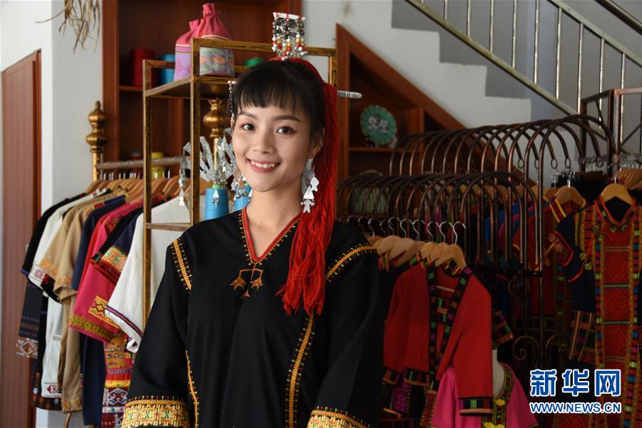 （图文互动）（1）玉手揽线织黎锦 直播带货为传承