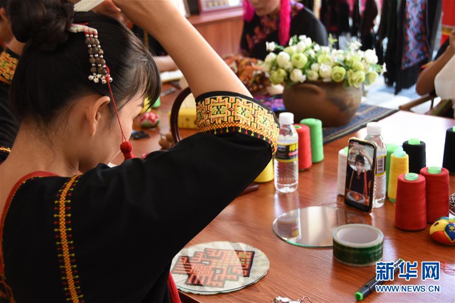 （图文互动）（2）玉手揽线织黎锦 直播带货为传承