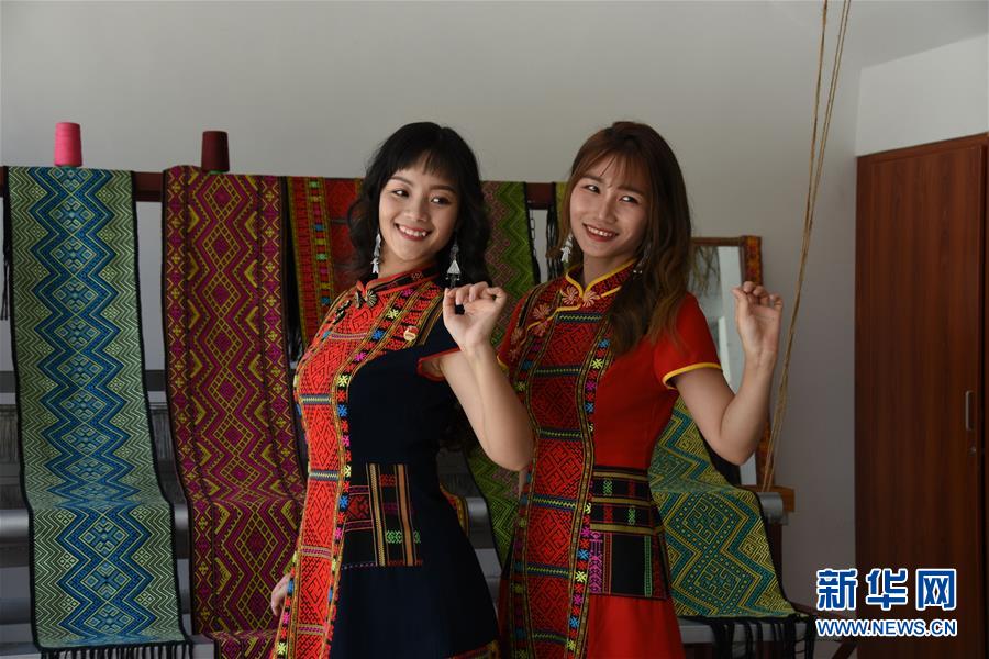 （图文互动）（3）玉手揽线织黎锦 直播带货为传承