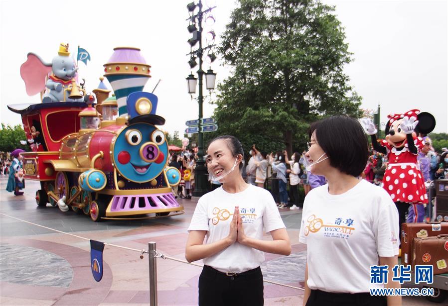 （社会）（2）上海迪士尼推出“米奇童话专列”花车巡游手语翻译服务