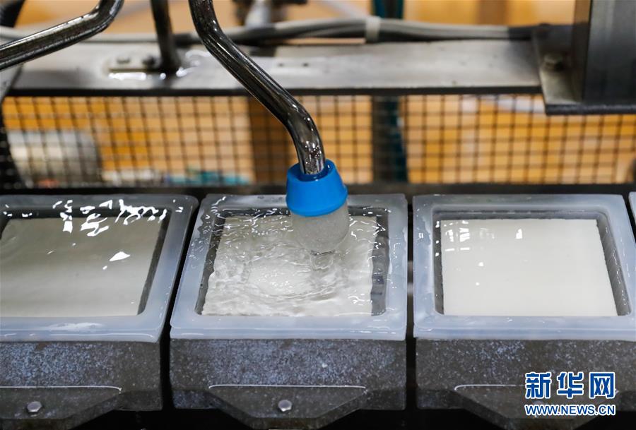 （国际·第三届进博会）（4）探访进博会参展商：韩国绿色食品企业圃美多的豆腐工厂