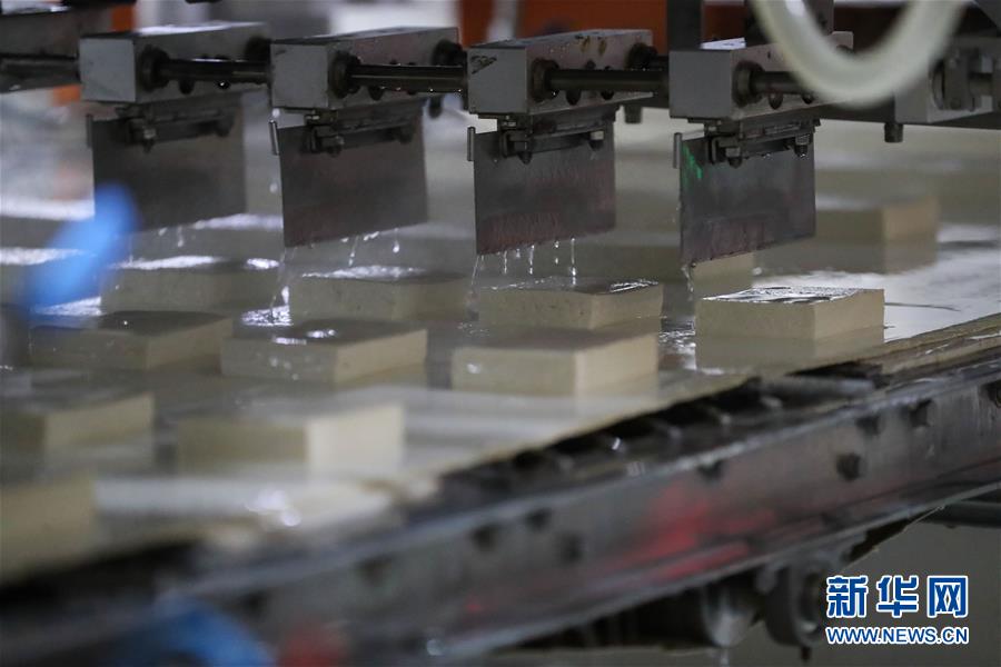 （国际·第三届进博会）（9）探访进博会参展商：韩国绿色食品企业圃美多的豆腐工厂