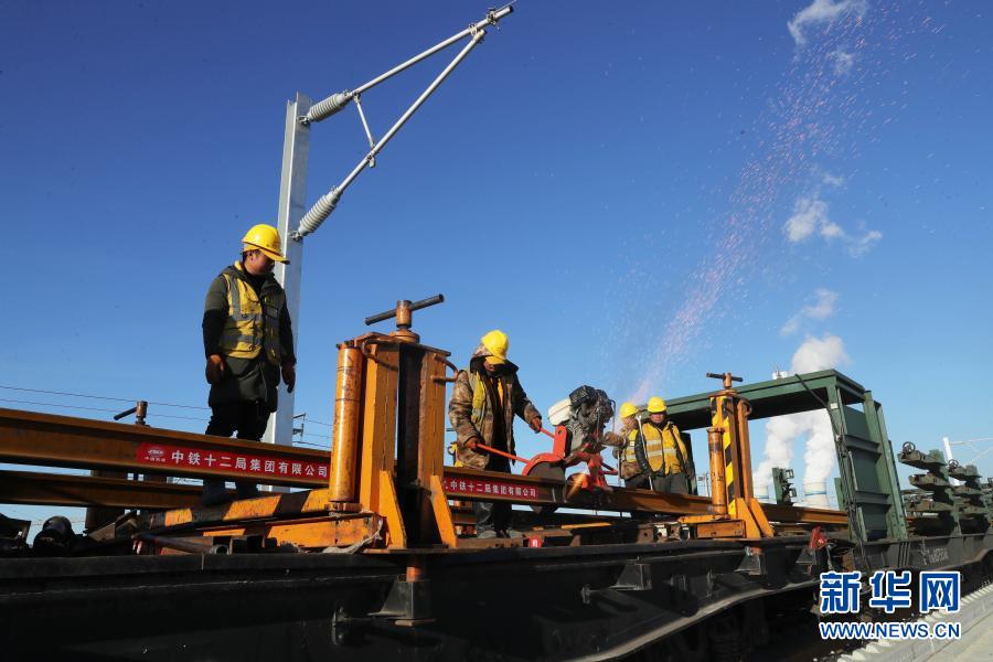 朝凌客专无砟道床段落钢轨全线铺通 建设里程105.6公里