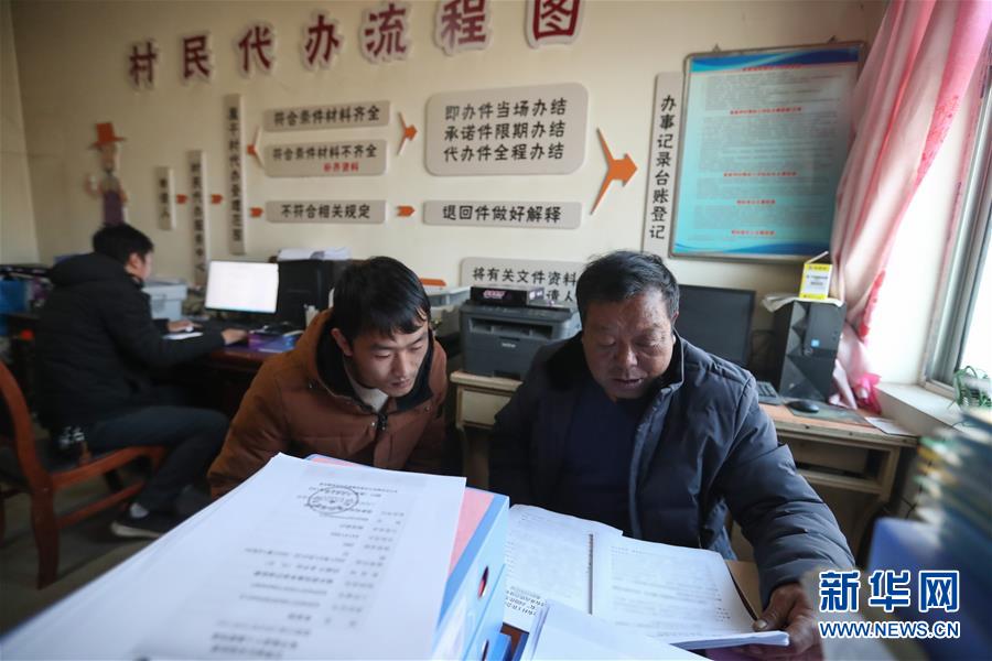 （脱贫攻坚&middot;图片故事）（4）扶贫一线的&ldquo;黑脸&rdquo;村支书