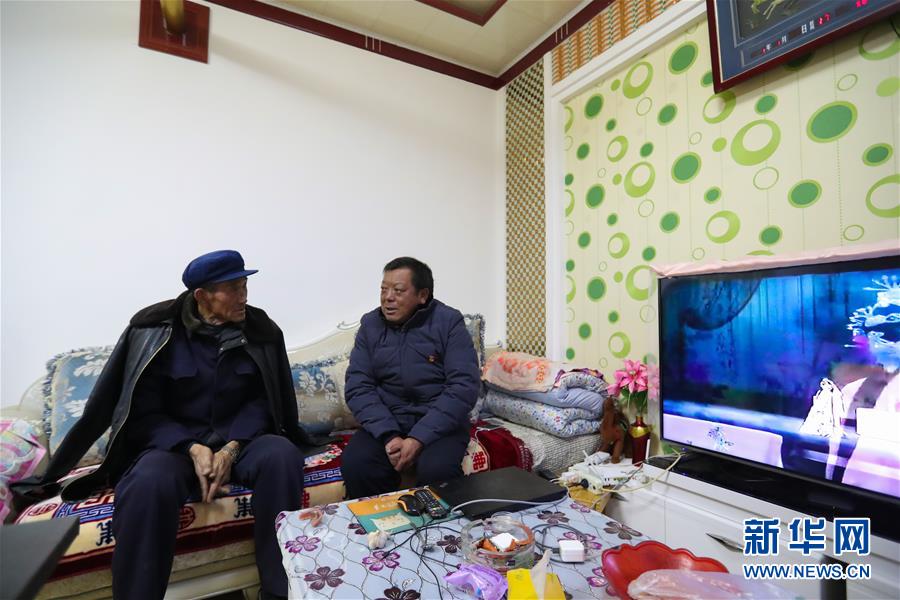 （脱贫攻坚&middot;图片故事）（7）扶贫一线的&ldquo;黑脸&rdquo;村支书