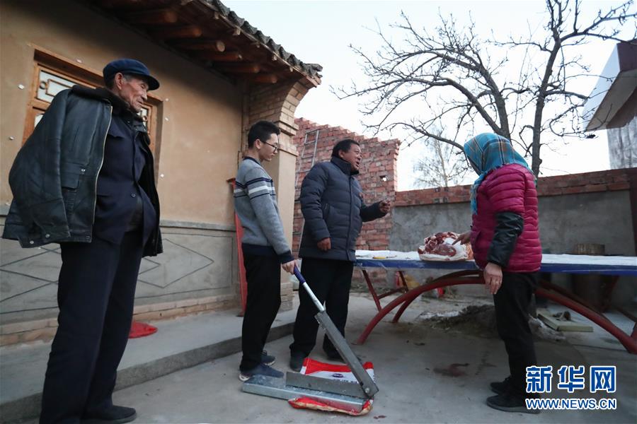 （脱贫攻坚&middot;图片故事）（8）扶贫一线的&ldquo;黑脸&rdquo;村支书