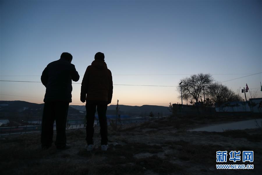 （脱贫攻坚&middot;图片故事）（9）扶贫一线的&ldquo;黑脸&rdquo;村支书