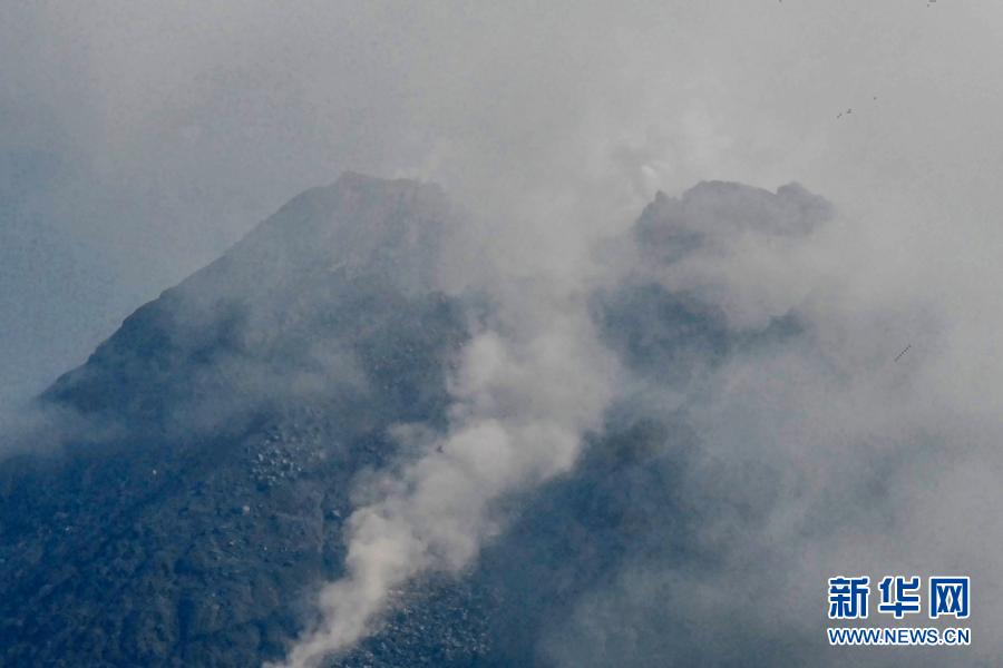 遥望印尼默拉皮火山