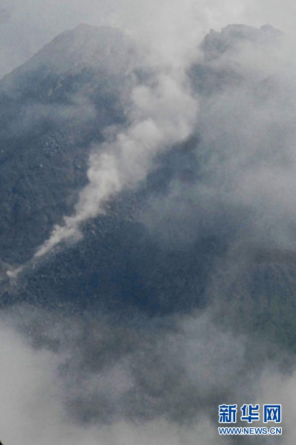 遥望印尼默拉皮火山