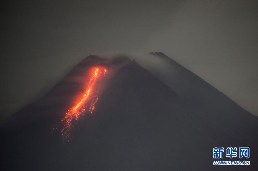 直击|印尼：火山喷发