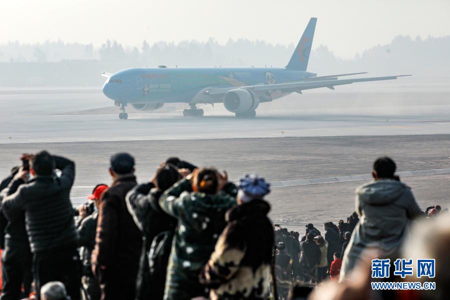 成都天府国际机场举行试飞仪式