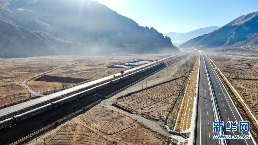 西藏公路交通网络日益完善  通车里程破11.7万公里