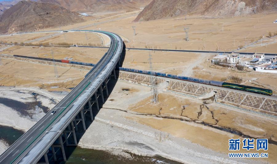 西藏公路交通网络日益完善  通车里程破11.7万公里