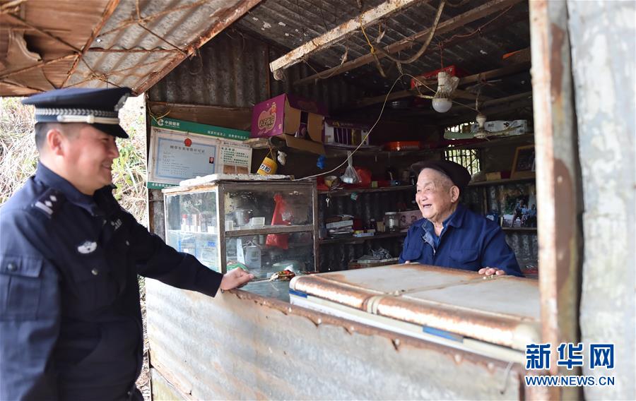 (关注春运·图片故事)(1)铁路民警陈涛与小站杂货店