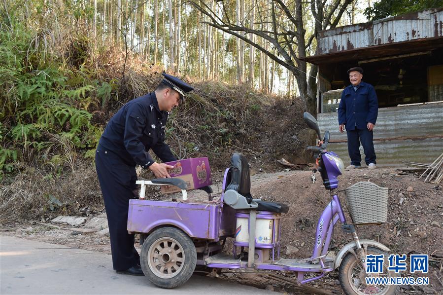 （关注春运&middot;图片故事）（3）铁路民警陈涛与小站杂货店