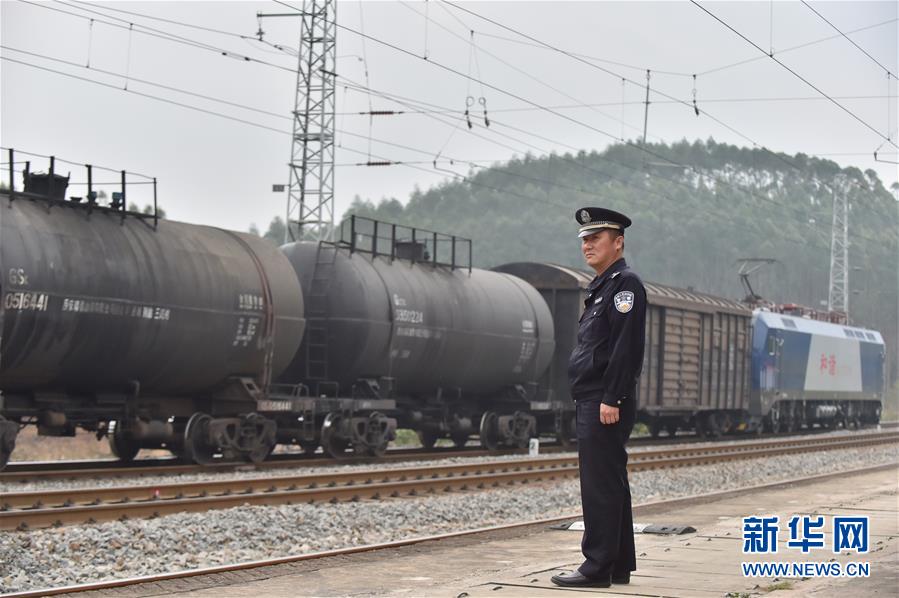 （关注春运&middot;图片故事）（5）铁路民警陈涛与小站杂货店