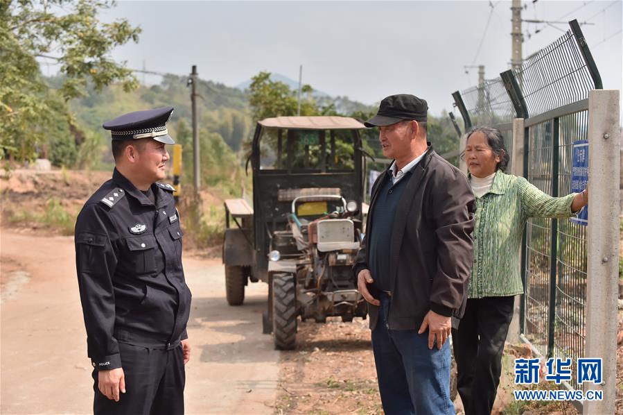 （关注春运&middot;图片故事）（6）铁路民警陈涛与小站杂货店