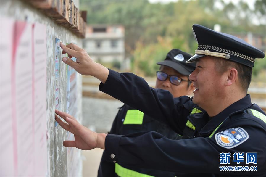 （关注春运&middot;图片故事）（7）铁路民警陈涛与小站杂货店