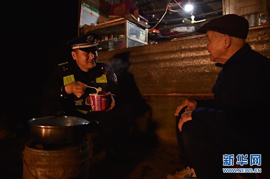 （关注春运&middot;图片故事）（9）铁路民警陈涛与小站杂货店