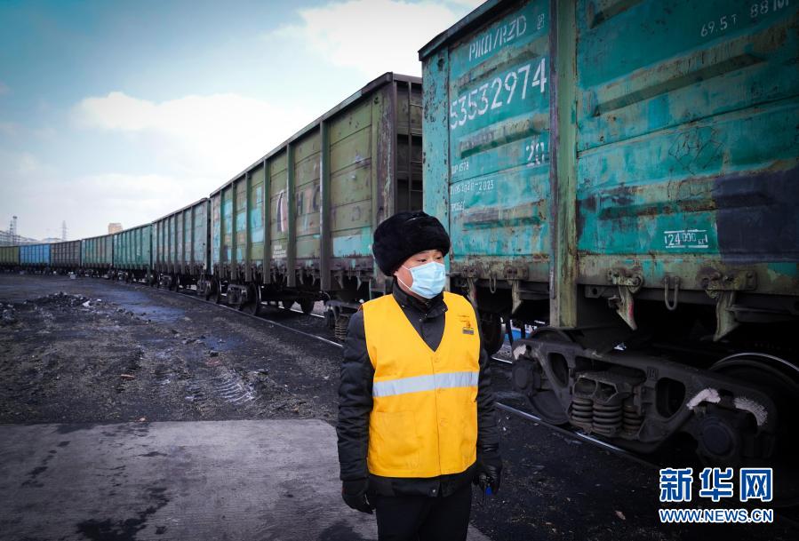 致敬！绥芬河铁路口岸站国际联运换装场上的“安全卫士”