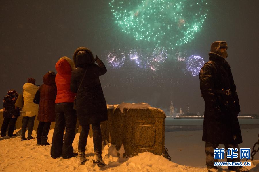 俄罗斯圣彼得堡：燃放烟花庆祝祖国保卫者日