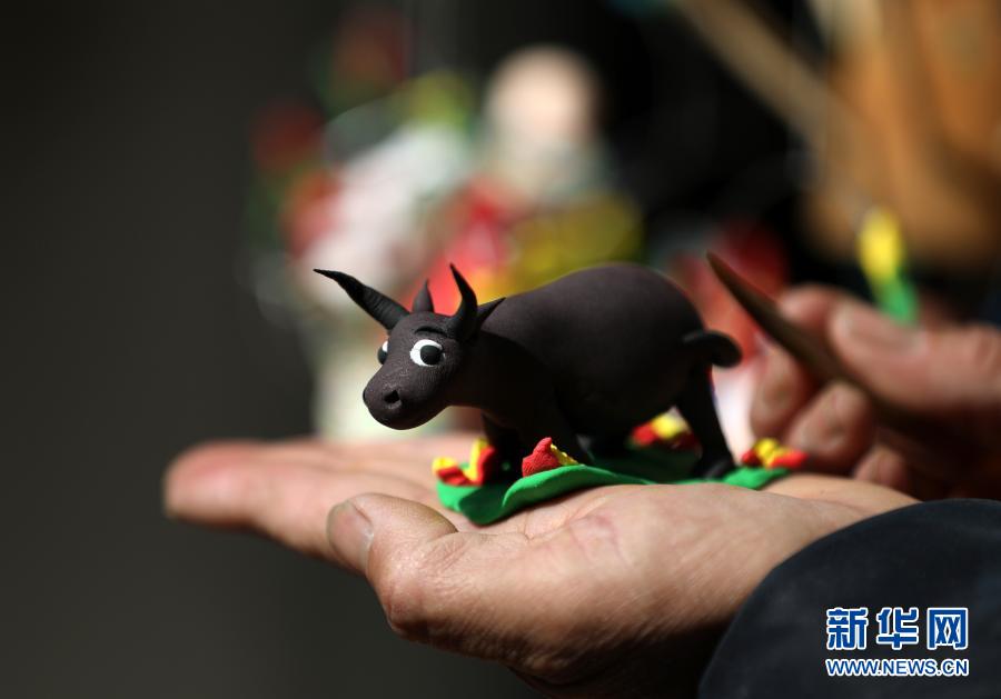 山东临沂：面塑“春牛”贺春耕