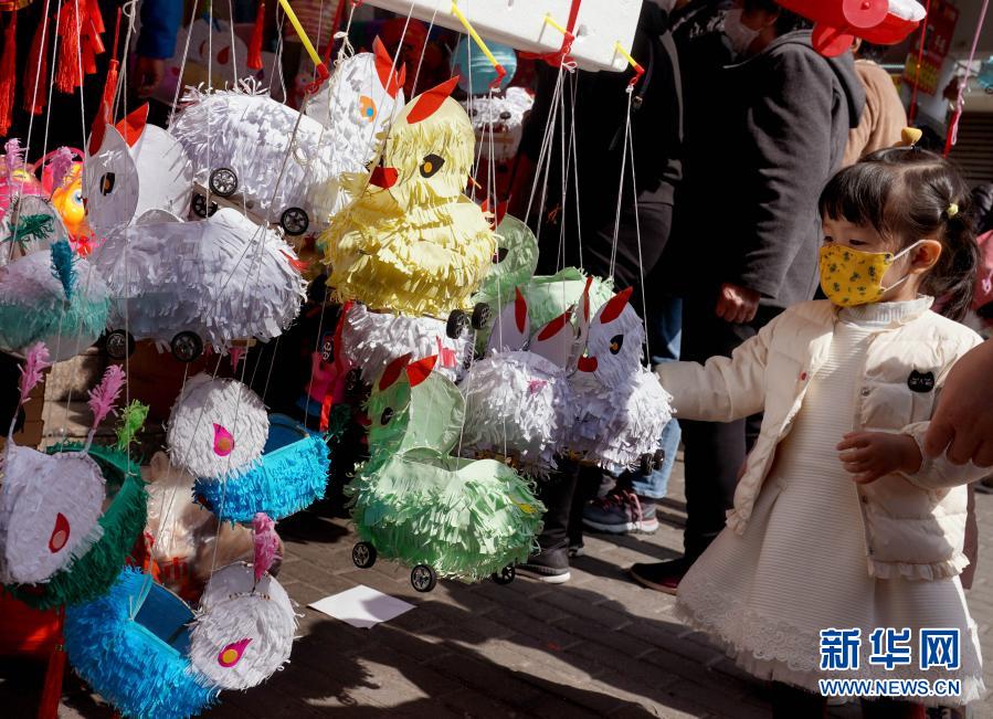 上海市民：买花灯 喜迎元宵