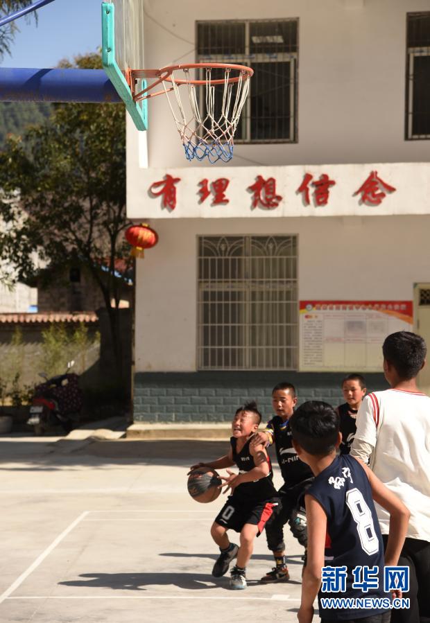 四川凉山小男孩住进新家走进新课堂