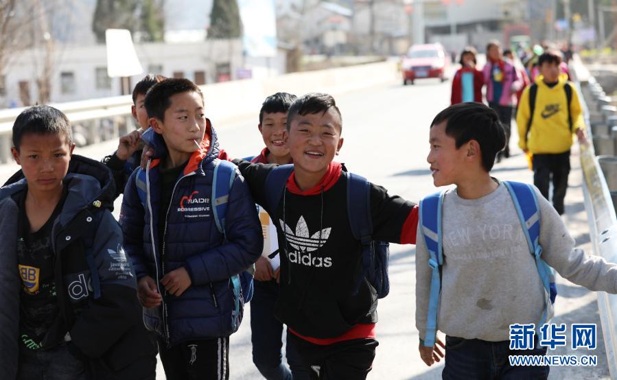 四川凉山小男孩住进新家走进新课堂