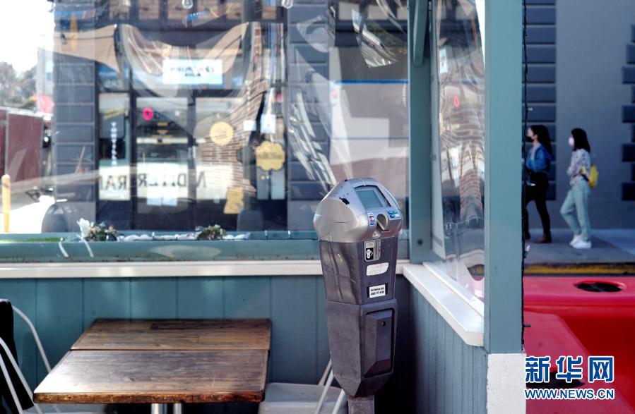 美国加州：餐桌摆在马路上