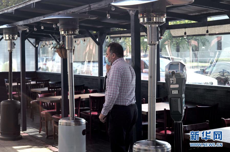 美国加州:餐桌摆在马路上