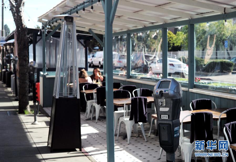 美国加州:餐桌摆在马路上