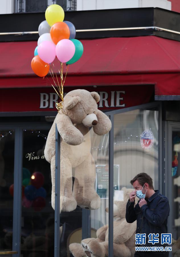 法国巴黎：餐馆关门 大熊捧场