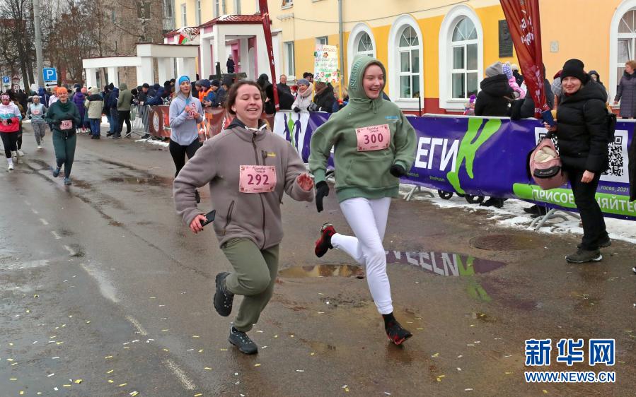 白俄罗斯：“美女赛跑”庆“三八”妇女节 