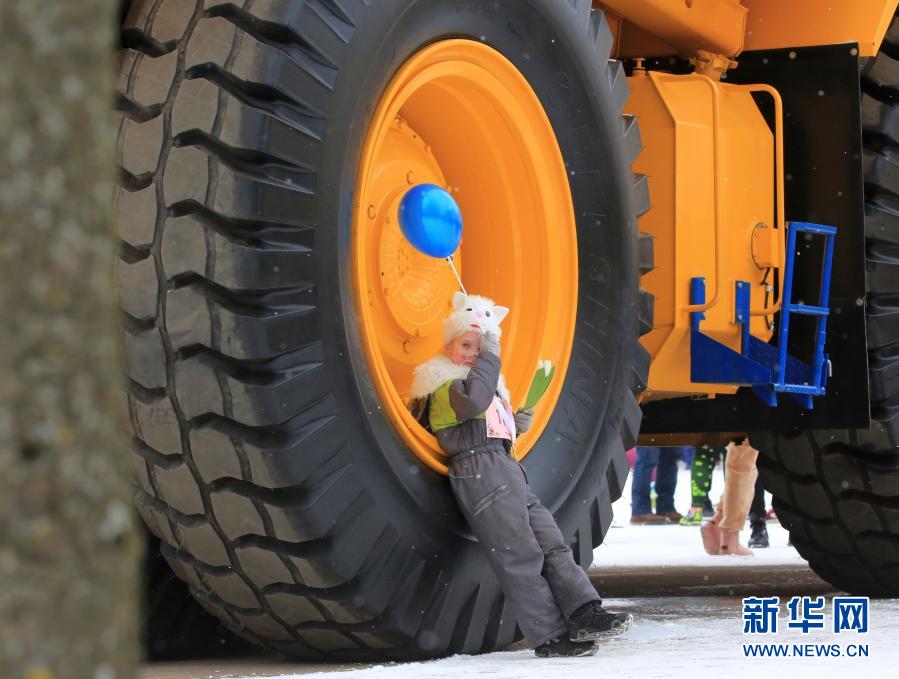 白俄罗斯：“美女赛跑”庆“三八”妇女节 