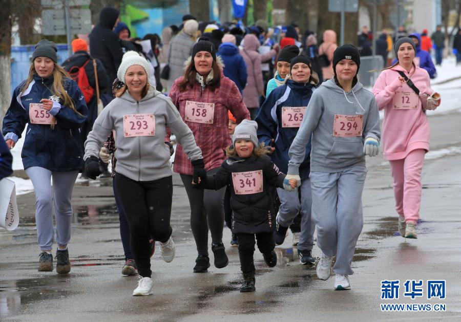 白俄罗斯：“美女赛跑”庆“三八”妇女节 