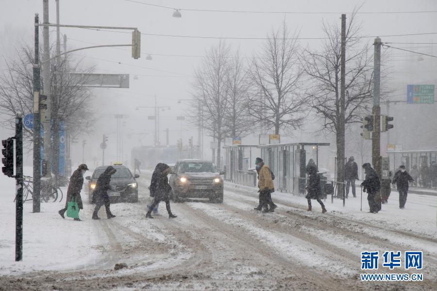 芬兰：赫尔辛基遭遇风雪天气