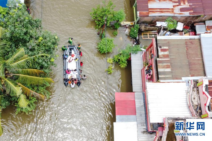 连续强降雨 印尼望加锡遭遇洪灾