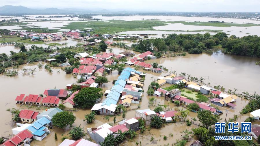 连续强降雨 印尼望加锡遭遇洪灾