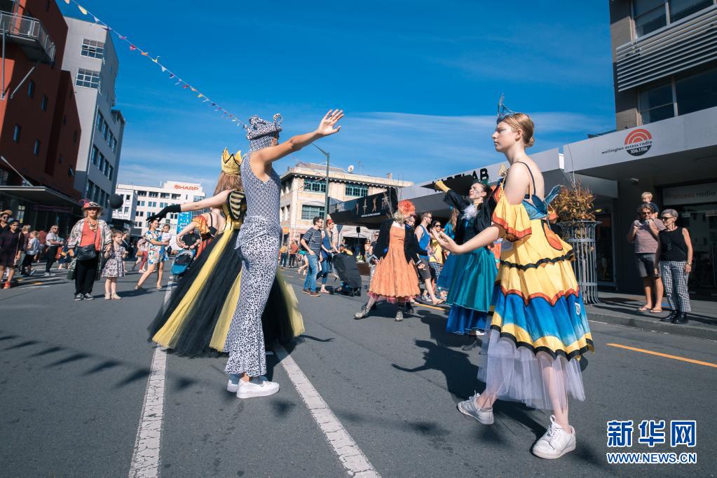 新西兰举行惠灵顿街头艺术节 现场观众超10万人