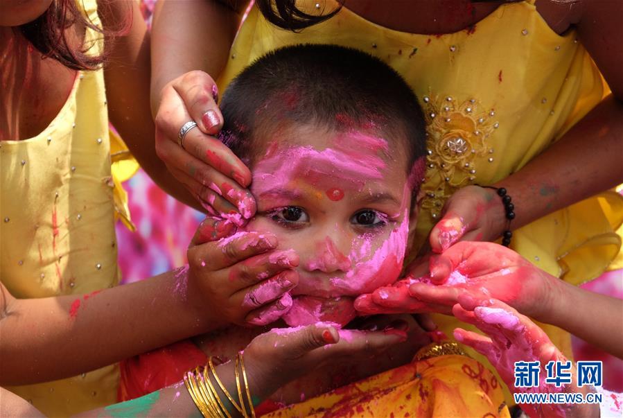 （新华视界）（7）印度：洒红节的色彩