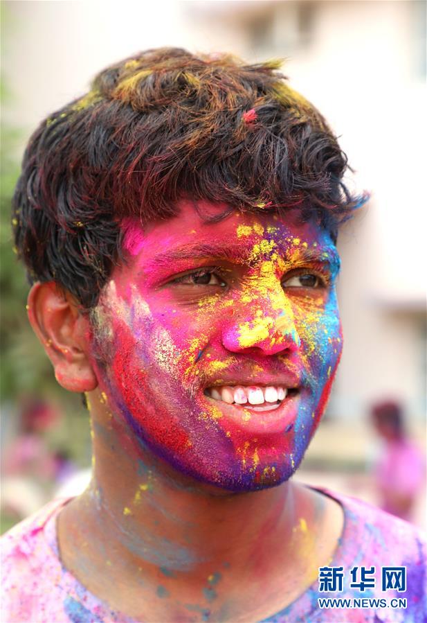 （新华视界）（8）印度：洒红节的色彩