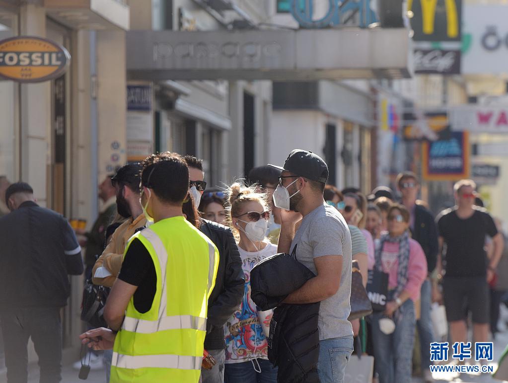 维也纳：封锁前市民扎堆购物
