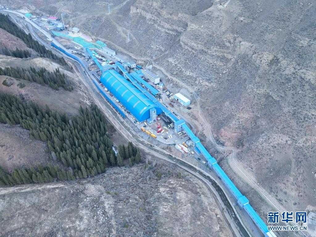 “新疆一煤矿发生透水事故 21人被困