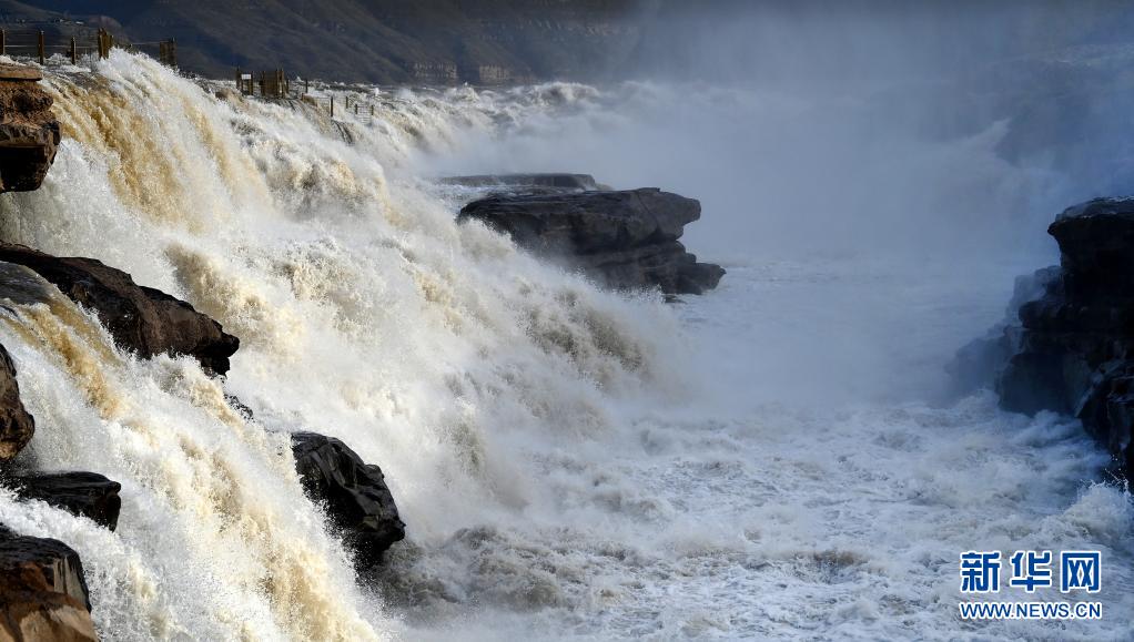 陕西壶口瀑布：春水腾雾浪滔天