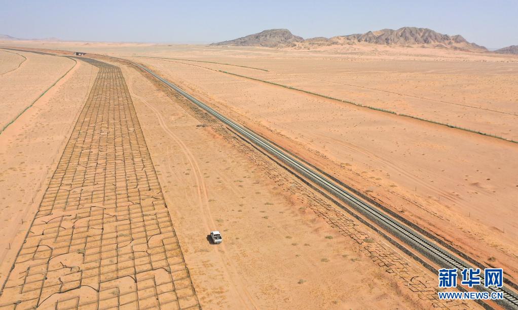 风沙季来了！大漠铁路治沙工
