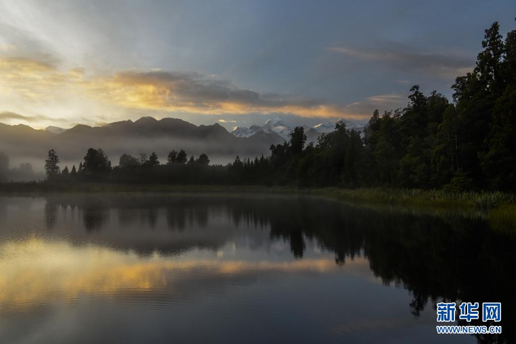 新西兰：马瑟森湖平静如镜
