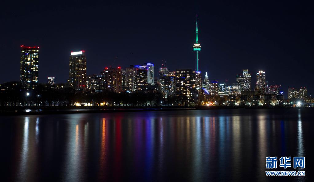 第52个世界地球日 加拿大国家电视塔点亮绿灯